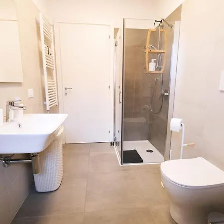 Al 45 B.go Roma -vr- Con Garage Lägenhet Verona